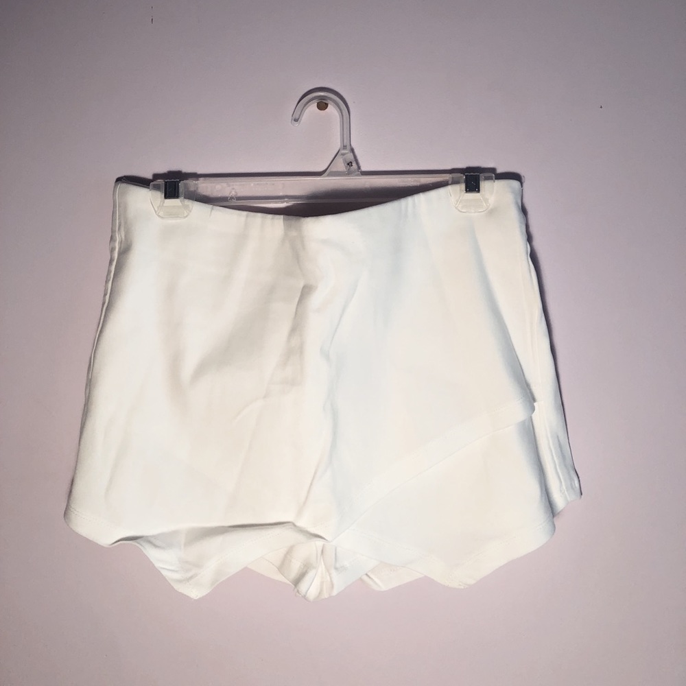 WHITE SKORT